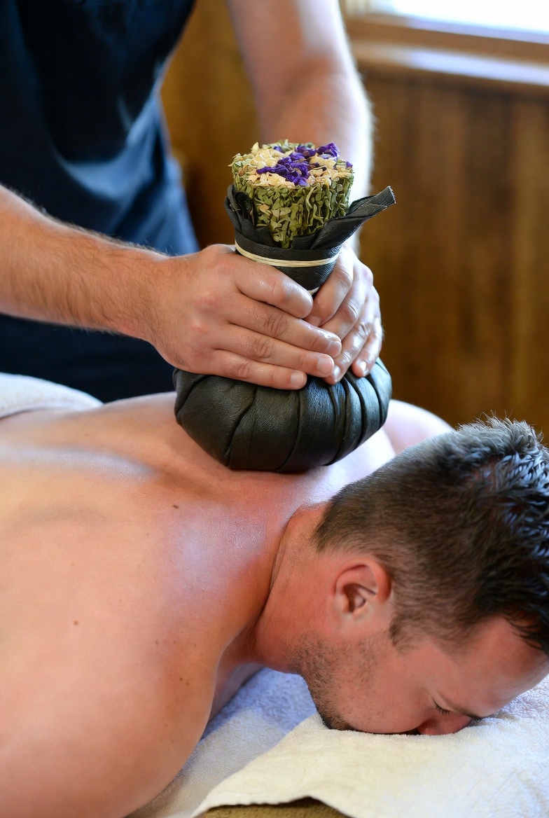 ماساژ کمپرس گیاهی